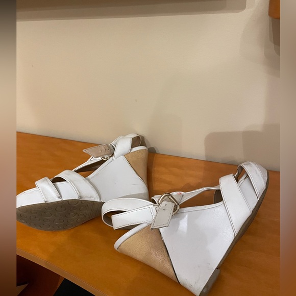 Guess women sandals, white on platform - Picture 4 of 4